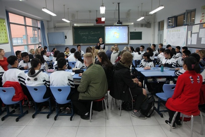 与我校学生一起上课.jpg