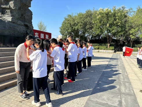 中队长为中队辅导员系红领巾.jpg