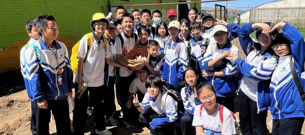初一4班合影.jpg